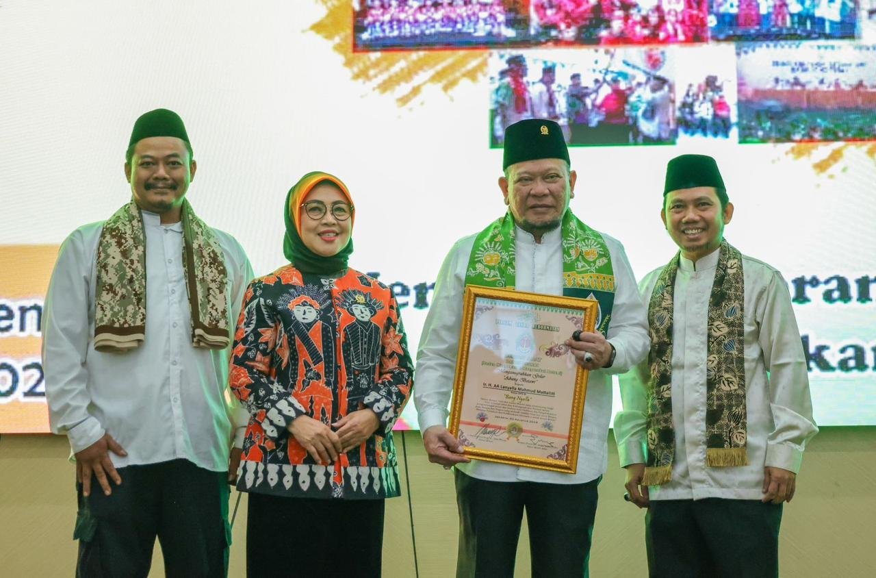 AZIS KHAFIA : MEMBETAWIKAN INDONESIA
